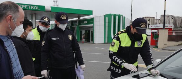 Дорожная полиция в Баку не дремлет: штрафуют за нарушение карантина – видео - Sputnik Азербайджан