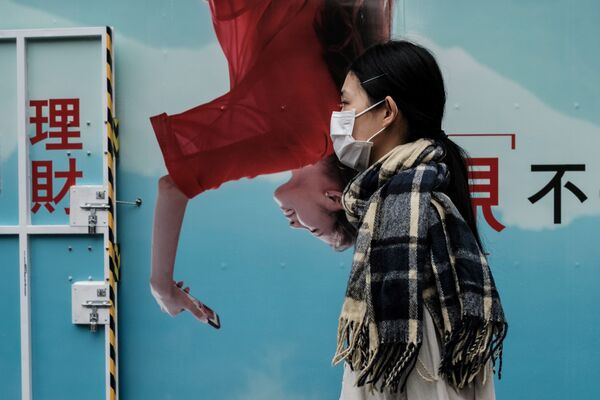 Девушка напротив рекламного плаката в Гонконге  - Sputnik Azərbaycan
