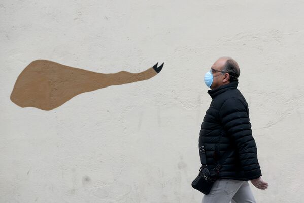 Мужчина напротив граффити с изображением иберийской ветчины в Мадриде - Sputnik Azərbaycan