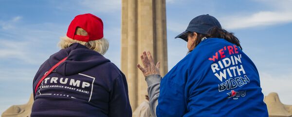 Сторонницы Дональда Трампа и Джо Байдена Сторонницы Дональда Трампа и Джо Байдена - Sputnik Азербайджан