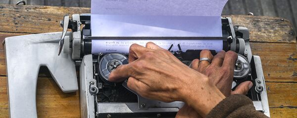 Мужчина печатает на машинке, фото из архива Мужчина печатает на машинке, фото из архива - Sputnik Азербайджан