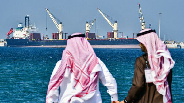Нефтяной танкер в порту Рас-Эль-Хайр в Саудовской Аравии - Sputnik Азербайджан