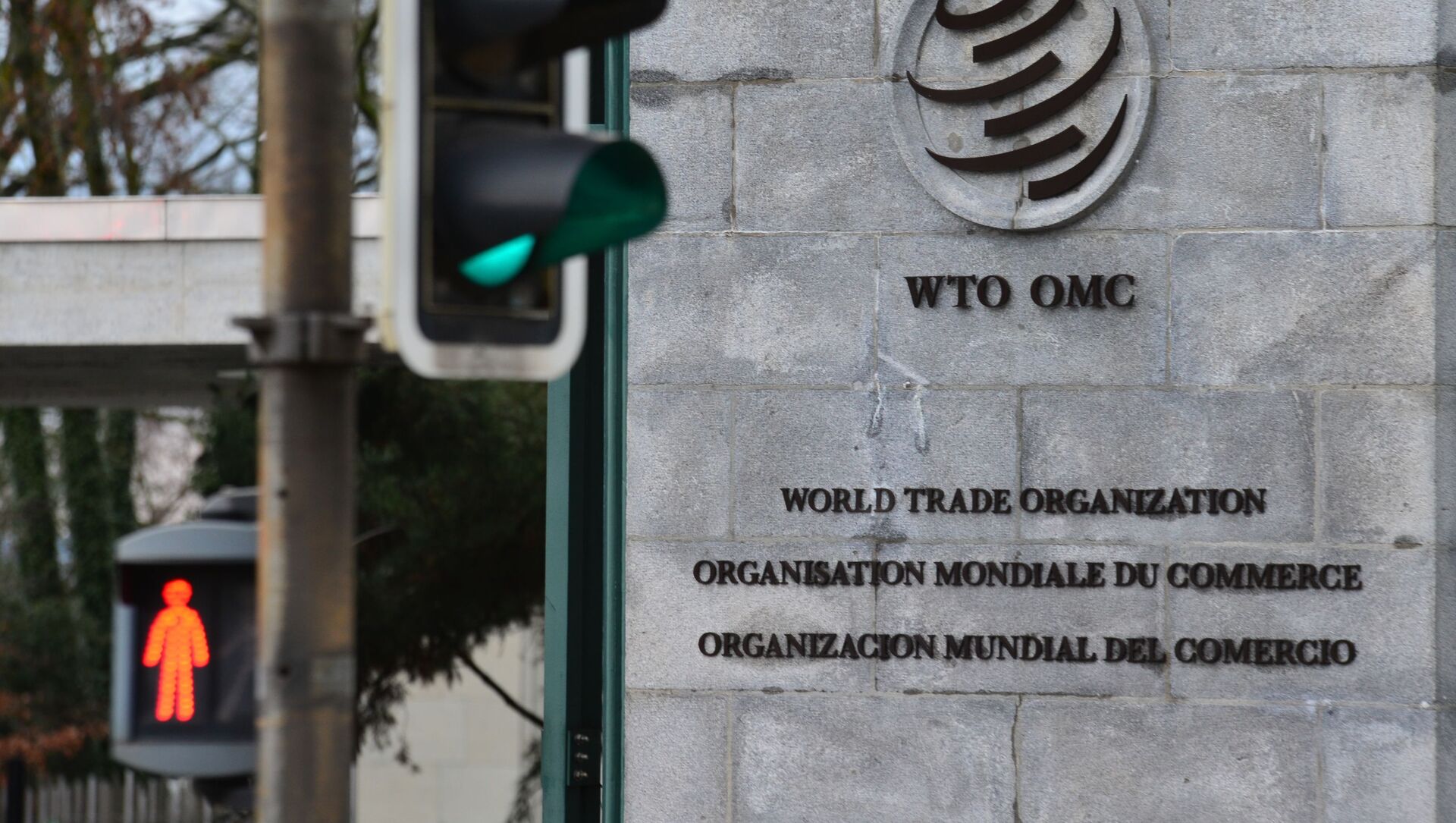 Эмблема Всемирной торговой организации (ВТО) возле здания штаб-квартиры организации в Женеве, фото из архива - Sputnik Азербайджан, 1920, 11.06.2021