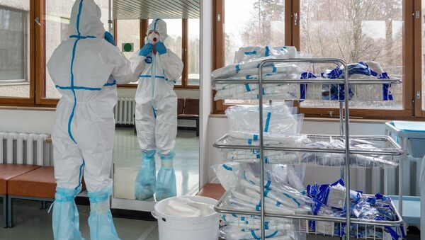 Медик в костюме биозащиты в госпитале в Москве, фото из архива - Sputnik Азербайджан