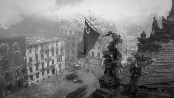 Знамя Победы над Рейхстагом: RT воссоздал момент исторического снимка - Sputnik Азербайджан