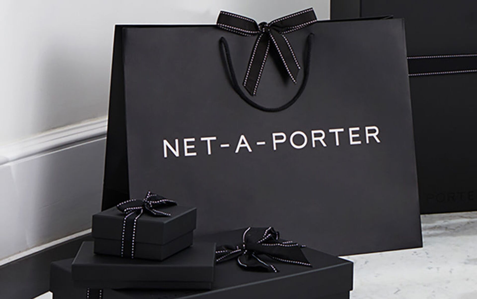 Ретейлеры Net–a–Porter, Mr Porter и Next временно приостановили работу -  17.04.2020, Sputnik Азербайджан