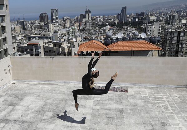 Танцовщица и артистка театра Каракаллы тренируется на крыше своего дома во время эпидемии коронавируса, Бейрут, Ливан - Sputnik Azərbaycan