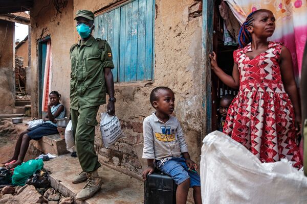 Personnel of Local Defence Unit (LDU), Paramilitary force composed of civilians, deliver meiz flour and beans during the first day of food distribution for people who have been affected by the lockdown in Kampala - Sputnik Azərbaycan