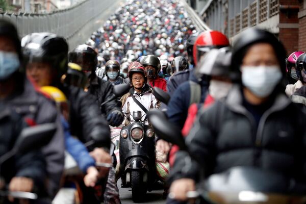 Мотоциклисты  в Тайбэе, Тайвань - Sputnik Azərbaycan