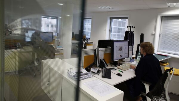 Журналистка в офисе, фото из архива - Sputnik Азербайджан