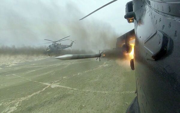 Вертолетные подразделения Военно-воздушных сил (ВВС) Азербайджана проводят тренировочные полеты  - Sputnik Азербайджан
