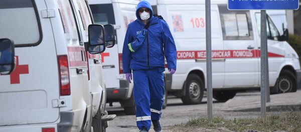 Медицинский работник возле здания Федерального клинического центра в  Москве, фото из архива - Sputnik Азербайджан