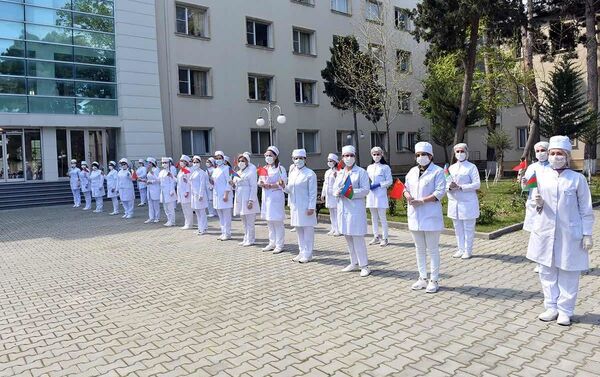 Медицинские сотрудники в Сумгайыте держат флаги Азербайджана и Китая - Sputnik Азербайджан