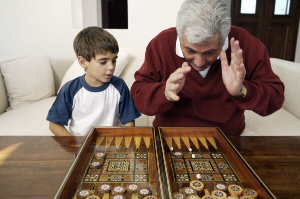 Дедушка с внуком играют в нарды - Sputnik Azərbaycan
