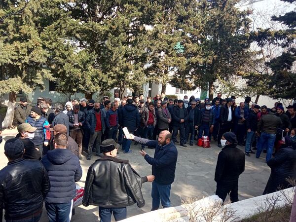 Жилье, еда и сигареты – власти и активисты в РФ помогли азербайджанцам на границе Жилье, еда и сигареты – власти и активисты в РФ помогли азербайджанцам на границе - Sputnik Азербайджан
