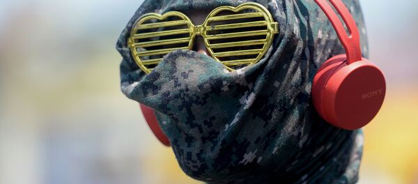 A man wearing heart-shaped glasses with his face covered amid fears of the spread of the COVID-19 novel coronavirus, stands at market during a government-imposed nationwide lockdown as a preventive measure against the COVID-19 coronavirus - Sputnik Азербайджан