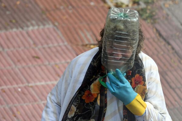 A woman wears a plastic water bottle to cover her face amid the spread of the coronavirus, COVID-19 disease, in Montevideo - Sputnik Azərbaycan