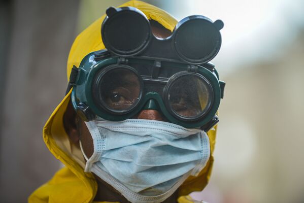 A cleaning staff waers protective gear to disinfect a metro carriage as a prevemtive measure against the spreading of the COVID-19 coronavirus in Addis Ababa, Ethiopia - Sputnik Азербайджан