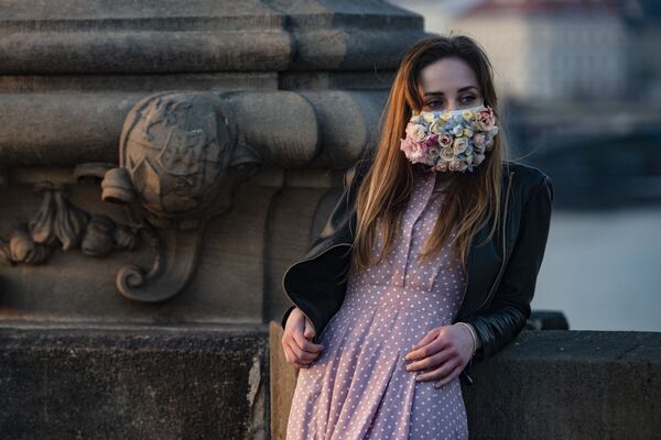 A woman wearing a face mask stands on the Charles Bridge  - Sputnik Азербайджан