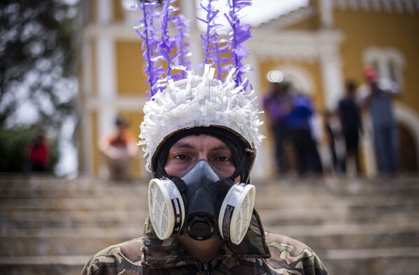 A man wears a face mask as a preventive measure against the spread of the new coronavirus, COVID-19 as he gets ready to play Jews of Masatepe - Sputnik Азербайджан