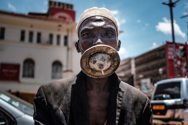 A man wearing an alternative mask poses for a photograph in Kampala - Sputnik Azərbaycan