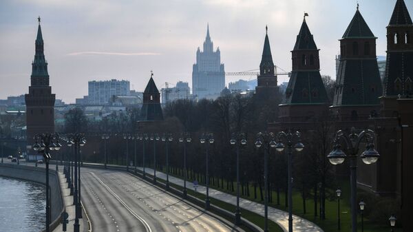 Вид на Кремлевскую набережную с Большого Москворецкого моста, фото из архива - Sputnik Azərbaycan