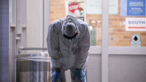 A medical workers stretches outside Maimonides Medical Center during the outbreak of the coronavirus disease (COVID19) in the Brooklyn borough of New York, U.S., April 14, 2020 - Sputnik Азербайджан