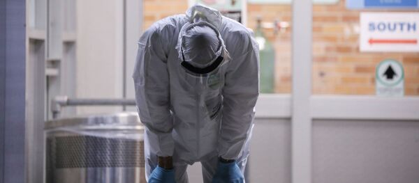A medical workers stretches outside Maimonides Medical Center during the outbreak of the coronavirus disease (COVID19) in the Brooklyn borough of New York, U.S., April 14, 2020 - Sputnik Азербайджан