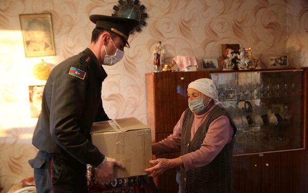  Военнослужащие доставили адресную помощь семьям шехидов - Sputnik Азербайджан