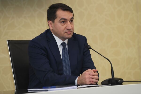 Помощник Президента Азербайджана - заведующий отделом по вопросам внешней политики Хикмет Гаджиев - Sputnik Азербайджан