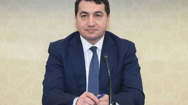 Помощник Президента Азербайджана - заведующий отделом по вопросам внешней политики Хикмет Гаджиев - Sputnik Азербайджан