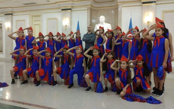Егор Анисимов со своими учениками - Sputnik Азербайджан