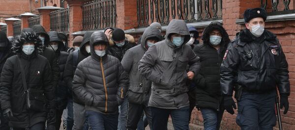 Очередь мигрантов у здания Управления Федеральной миграционной службы России (УФМС), фото из архива Очередь мигрантов у здания Управления Федеральной миграционной службы России (УФМС), фото из архива - Sputnik Азербайджан