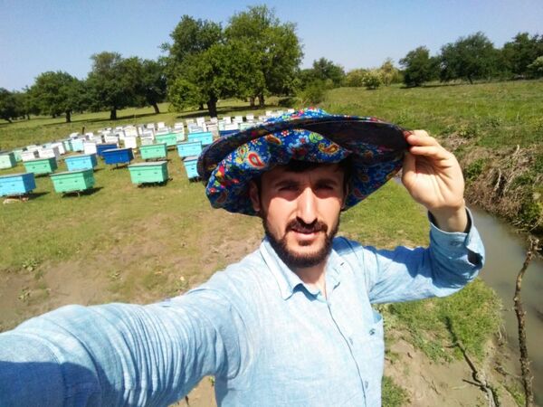 Журналист-пчеловод: порой наши споры с отцом выливаются в скандал... Журналист-пчеловод: порой наши споры с отцом выливаются в скандал... - Sputnik Азербайджан