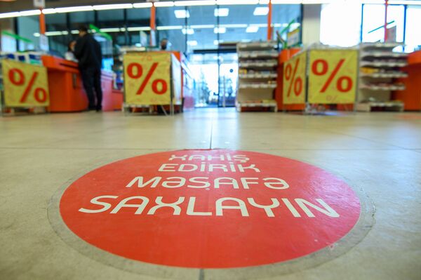 Работа супермаркета в период карантинного режима - Sputnik Азербайджан