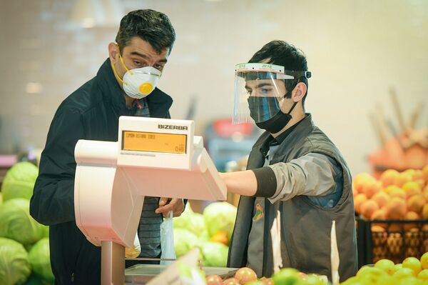 Работа супермаркета в период карантинного режима - Sputnik Азербайджан