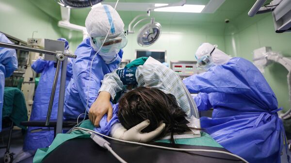 Зараженная коронавирусом беременная женщина в операционной - Sputnik Azərbaycan