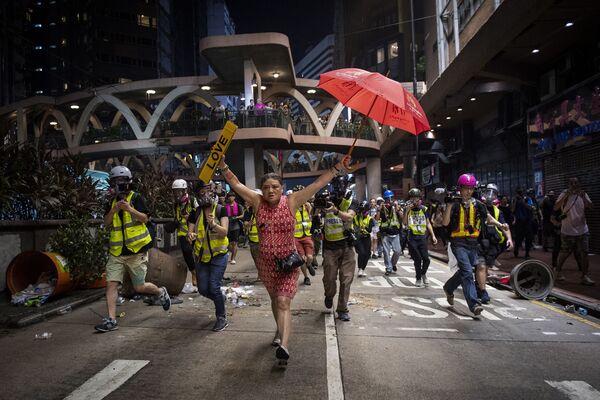 Один из снимков репортажа Hong Kong Unrest фотографа Nicolas Asfouri, победившего в конкурсе World Press Photo 2020 в категории General News - Sputnik Azərbaycan