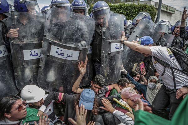 Снимок Clash with the Police During an Anti-Government Demonstration фотографа Farouk Batiche, номинант конкурса World Press Photo 2020 - Sputnik Azərbaycan