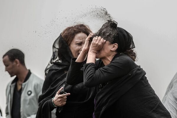 Снимок Relative Mourns Flight ET 302 Crash Victim фотографа Mulugeta Ayene, номинант конкурса World Press Photo 2020 - Sputnik Azərbaycan