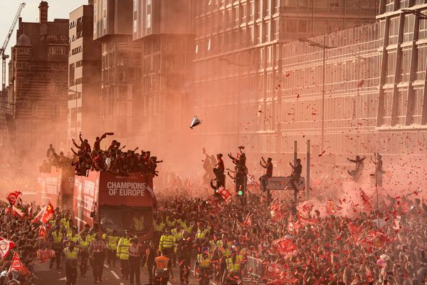 Снимок Liverpool Champions League Victory Parade фотографа Oli Scarff, занявший 3-е место конкурса World Press Photo 2020 в категории Sports - Sputnik Azərbaycan