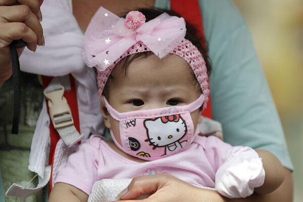 Малышка в защитной маске Hello Kitty в Маниле, Филиппины - Sputnik Азербайджан