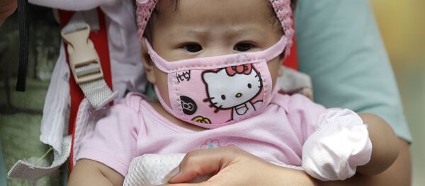 Малышка в защитной маске Hello Kitty в Маниле, Филиппины - Sputnik Азербайджан