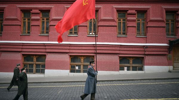 Участники шествия с флагом СССР у Кремлевской стены в Москве - Sputnik Azərbaycan