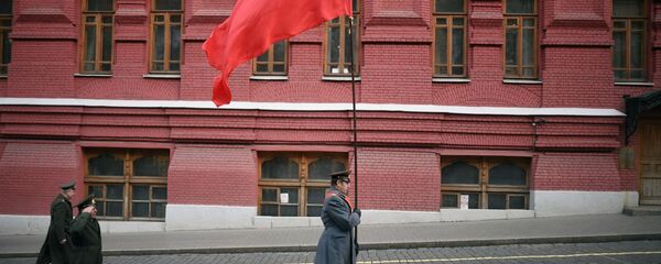 Участники шествия с флагом СССР у Кремлевской стены в Москве - Sputnik Азербайджан