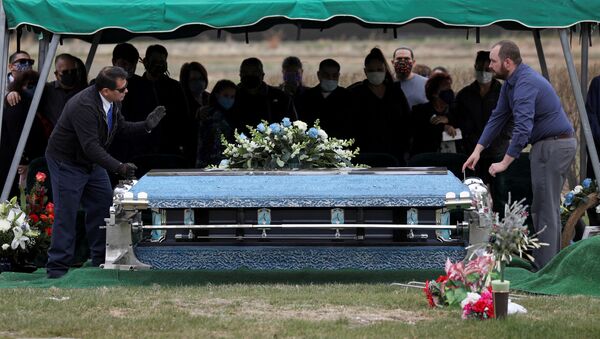 Родственники на похоронах умершего от COVID-19, США - Sputnik Azərbaycan