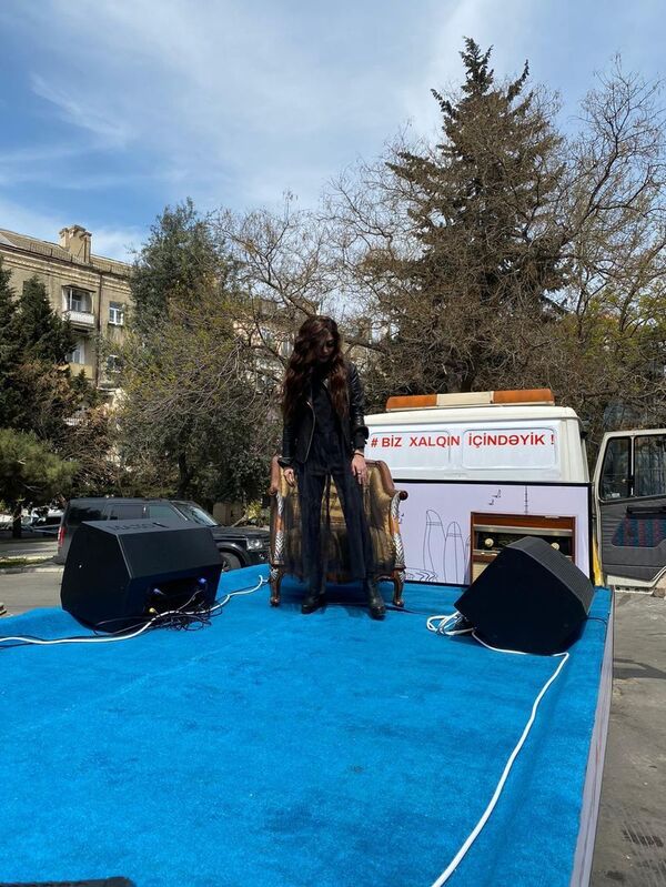 Азербайджанские звезды забираются на эвакуаторы, чтобы скрасить карантинные будни Азербайджанские звезды забираются на эвакуаторы, чтобы скрасить карантинные будни - Sputnik Азербайджан