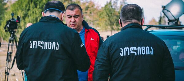 Сотрудники патрульной полиции проверяют документы у жителей на блокпосту в Марнеули - Sputnik Азербайджан