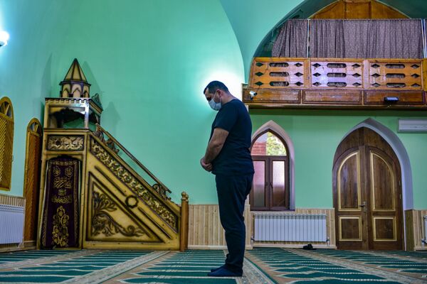 Один из прихожан в мечети во время богослужения - Sputnik Azərbaycan