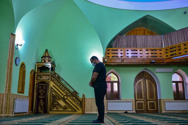 Один из прихожан в мечети во время богослужения - Sputnik Azərbaycan